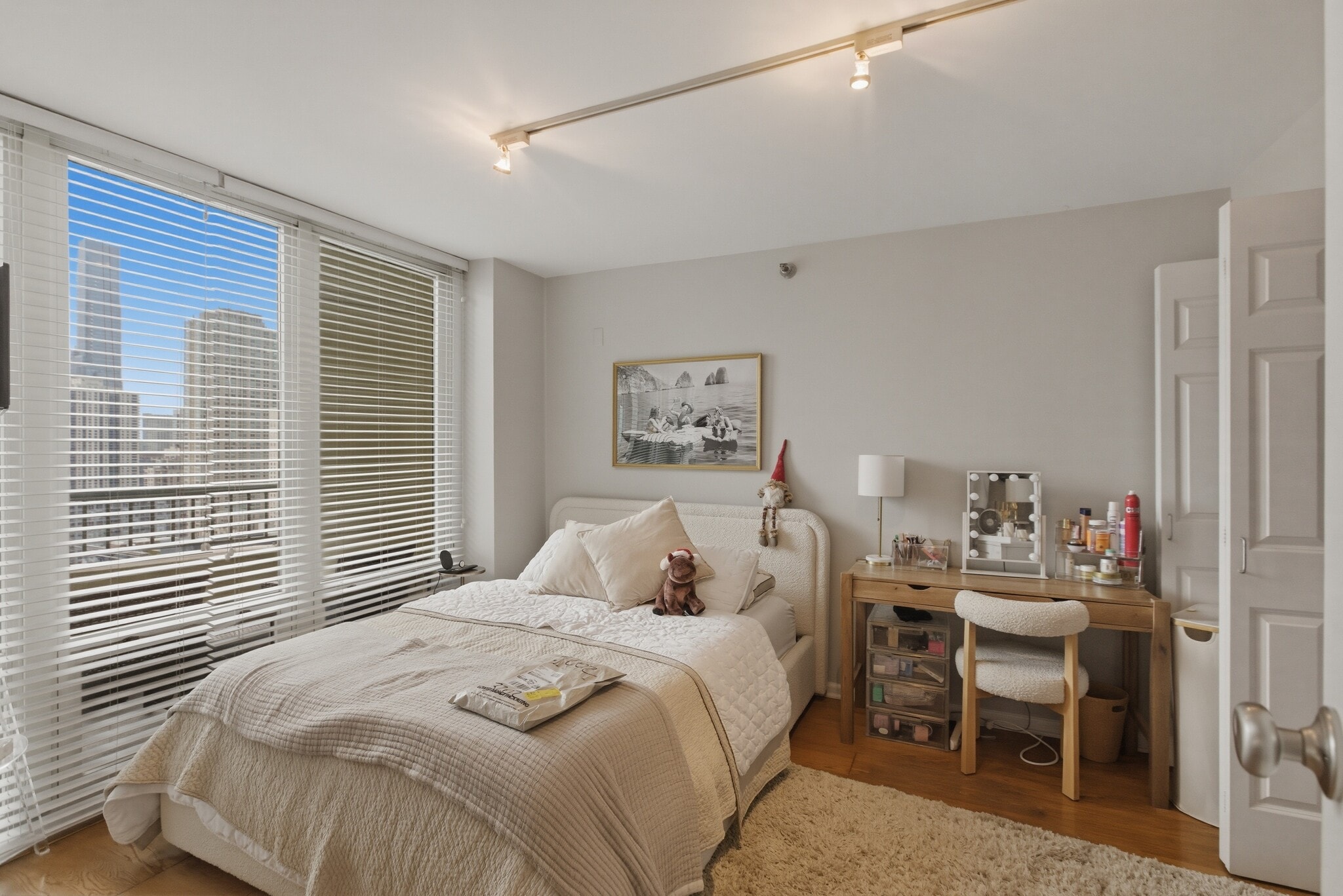 Building Photo - 345 N La Salle Dr