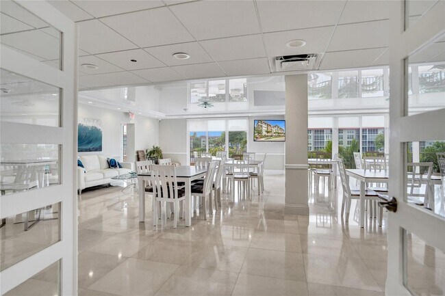 Building Photo - 1150 Hillsboro Mile Unit 1016