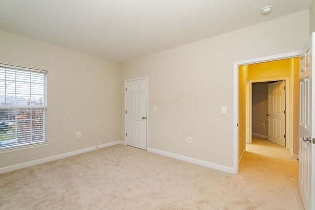 Building Photo - Spacious 3 Bed 2 Bath Condo With Balcony In Sought After Summerfield at Brambleton