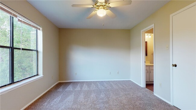 Building Photo - 307 Manuel Dr