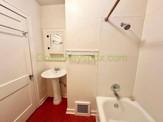 Building Photo - 3 Bed 1 Bath Unit in Ne Portland