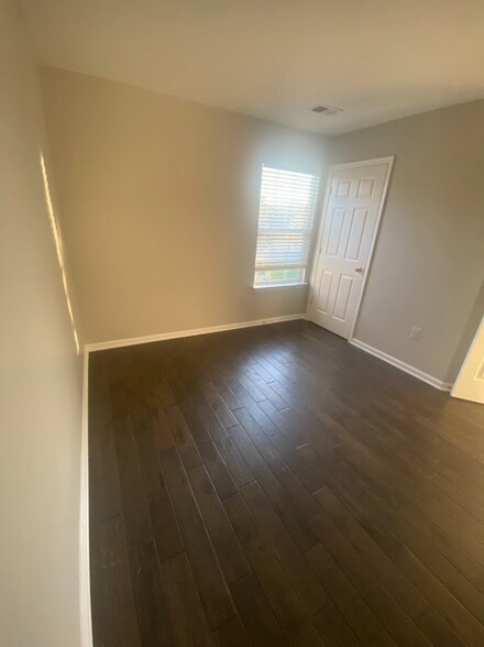 Building Photo - 6765 Sutton Oaks Way