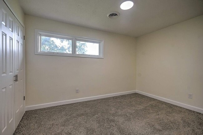 Building Photo - Renovated 3–4 Bedroom Home for Rent | 2,700+ Sq Ft | Bristol TN