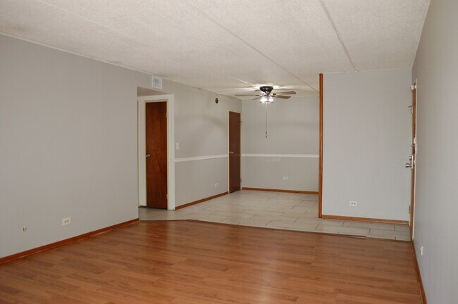 Building Photo - 5S070 Pebblewood Ln