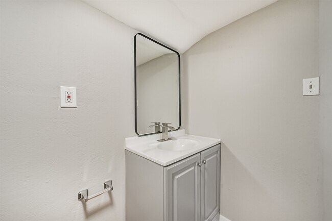 Building Photo - 216 Redan St