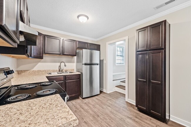 Building Photo - Three Bedroom Home!
