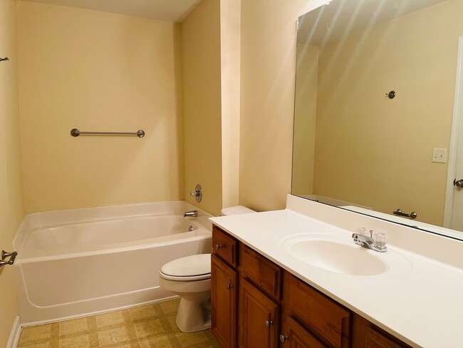 Building Photo - HOA community, swim/tennis, 2 bed, 2bath, ...