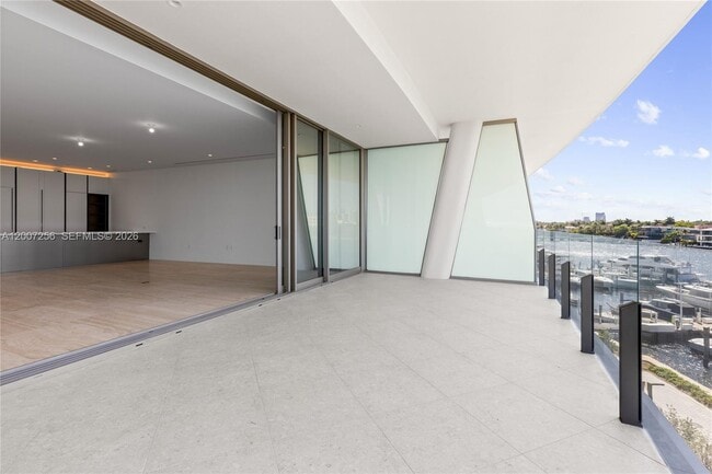 Building Photo - 5 Grove Isle Dr