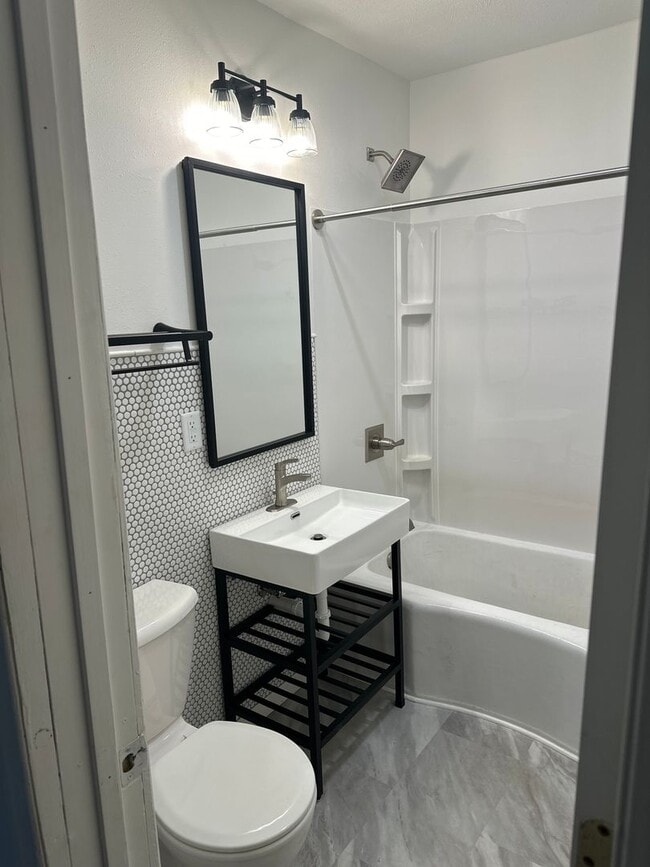 Building Photo - Remodeled 2 Bedroom House for Rent