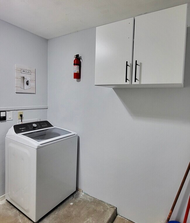 Building Photo - 6609 W Sierra St