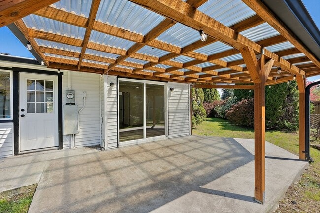 Building Photo - Renovated 3-Bed Rambler in Lakewood | Priv...