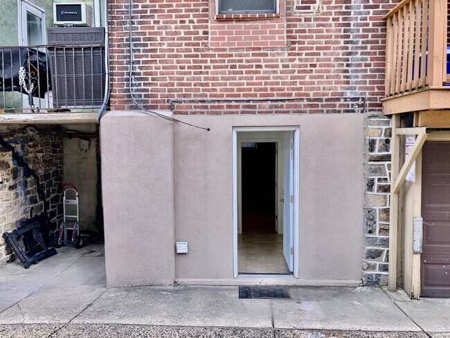 Building Photo - Marconi Plaza 3bd/2bth w/ Parking on Uniqu...