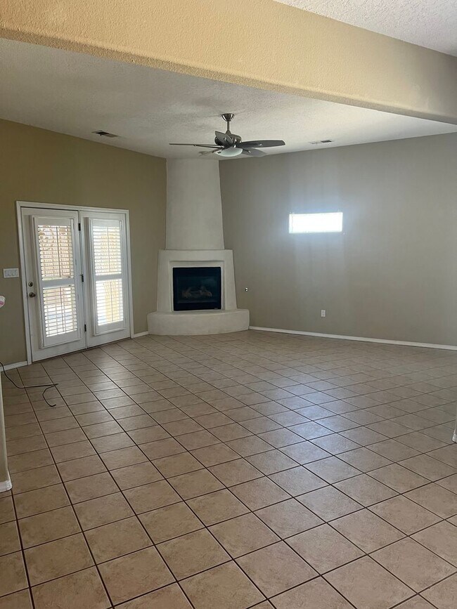 Building Photo - SE Rio Rancho 3/BD 2/BA 2/CG