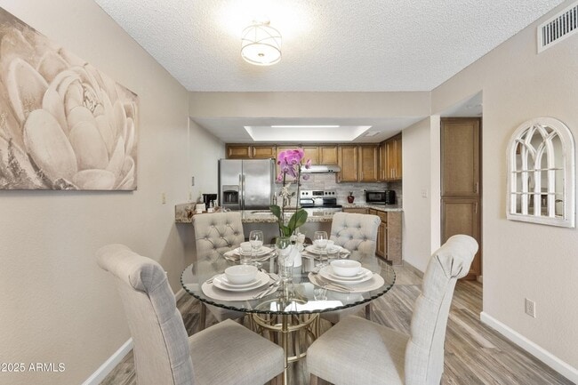 Building Photo - 719 E Lola Dr