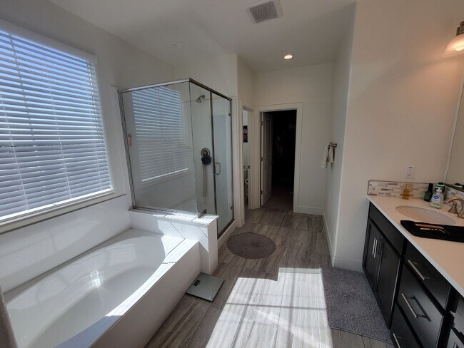 Building Photo - Beautiful 4/2/5 located in Lincoln w/ Sola...