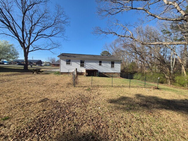 Building Photo - NEW LISTING!!!!!