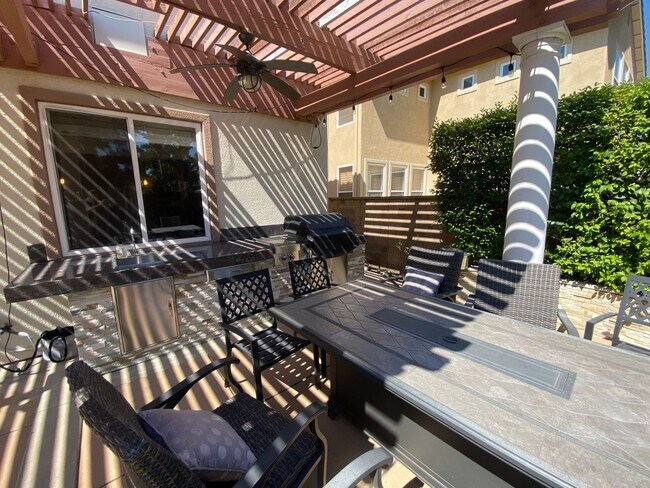 Building Photo - Luxurious 4 Bedroom Fullerton House For Re...