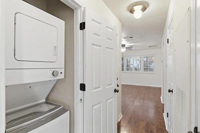 Building Photo - 6810 Deatonhill Dr