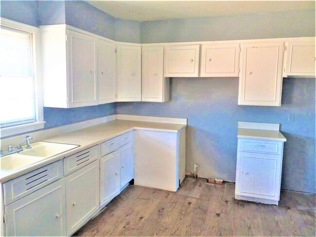 Building Photo - Handyman Special $0 First Month's Rent / “You fix, you SAVE BIG!!” Contact Mayshell for details: ...