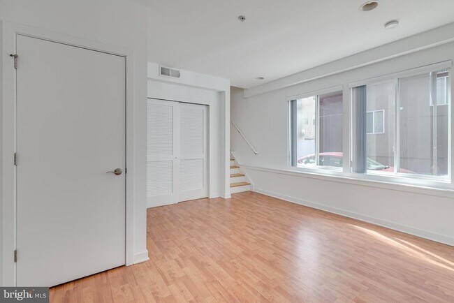 Building Photo - 228 W George St