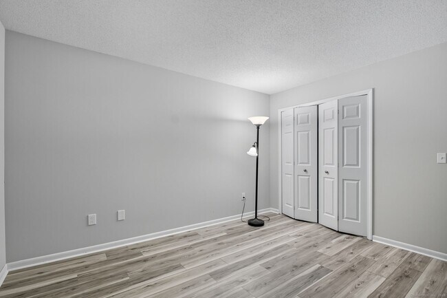 Building Photo - 402 Twin Circle Dr