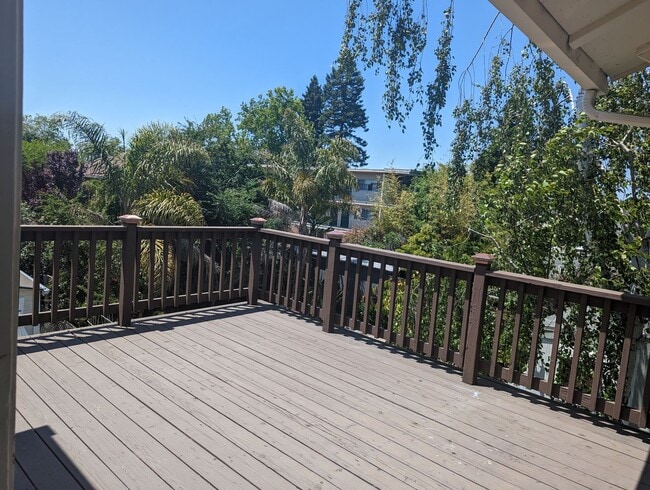 Building Photo - COMING SOON-A sunny top floor flat, 3 bedrooms, 2 bathrooms, living room and large kitchen with p...