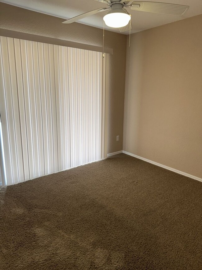 Building Photo - Unfurnished Full Time