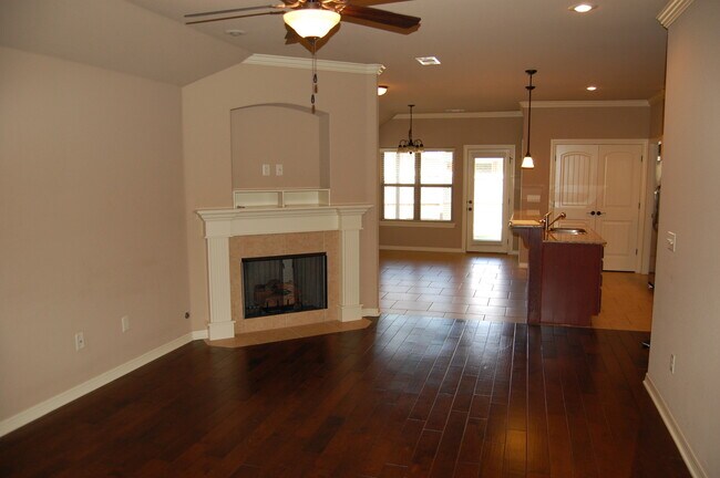 Building Photo - Adorable 3 Bedroom w/ Excellent Location!