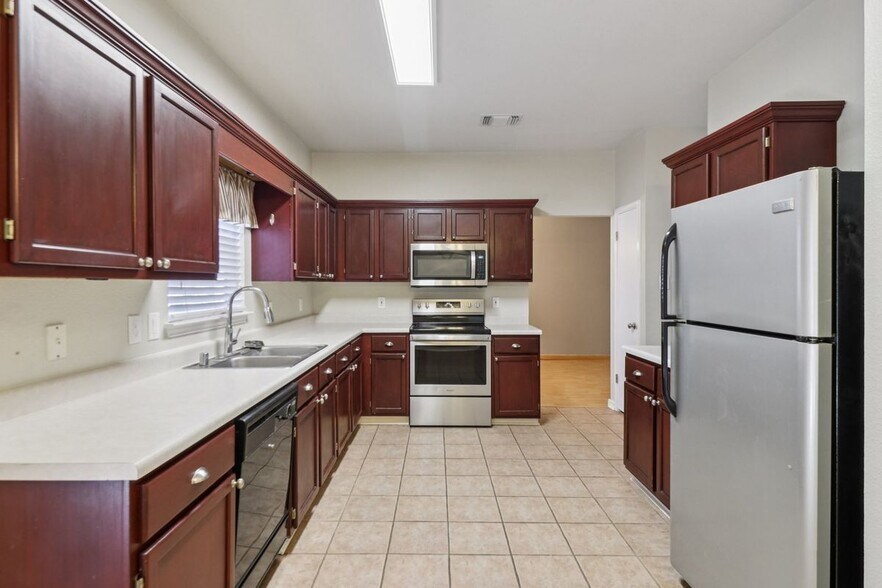 Building Photo - 15727 Knollrun