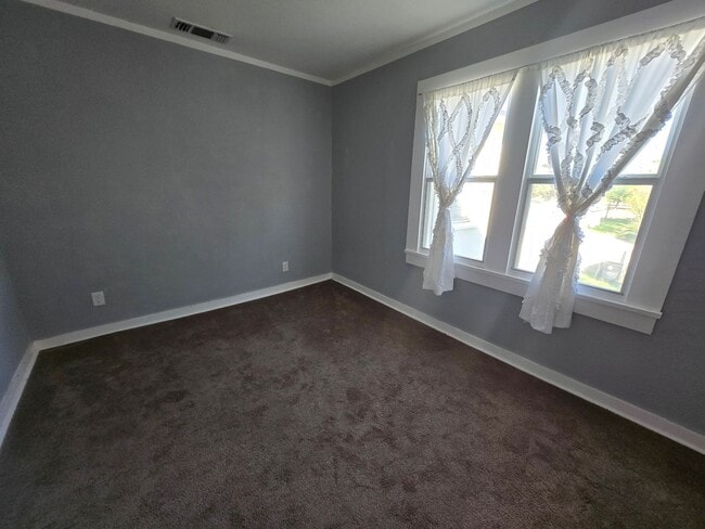 Building Photo - Cute 2 Story Home