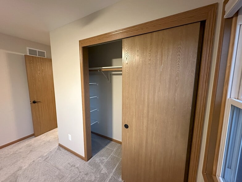 Building Photo - 2046 Cliff Alex Ct S