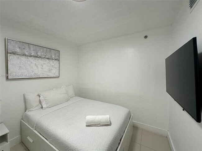 Building Photo - 1200 Brickell Bay Dr