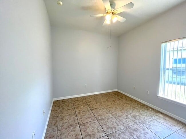 Building Photo - Kissimmee - 3 Bedroom, 2 Bathroom Single Family Home in a Gated Community.