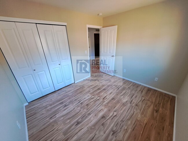 Building Photo - Check out this adorable 3 bedroom, 2.5 bath