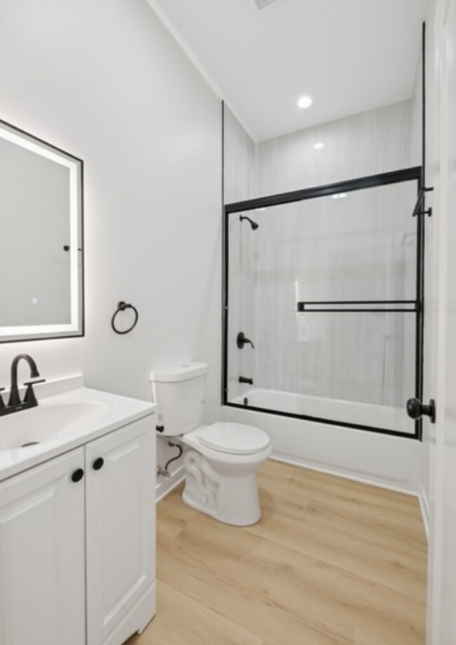 Building Photo - Modern and Luxurious 3b/2b Apartment in Humboldt Park
