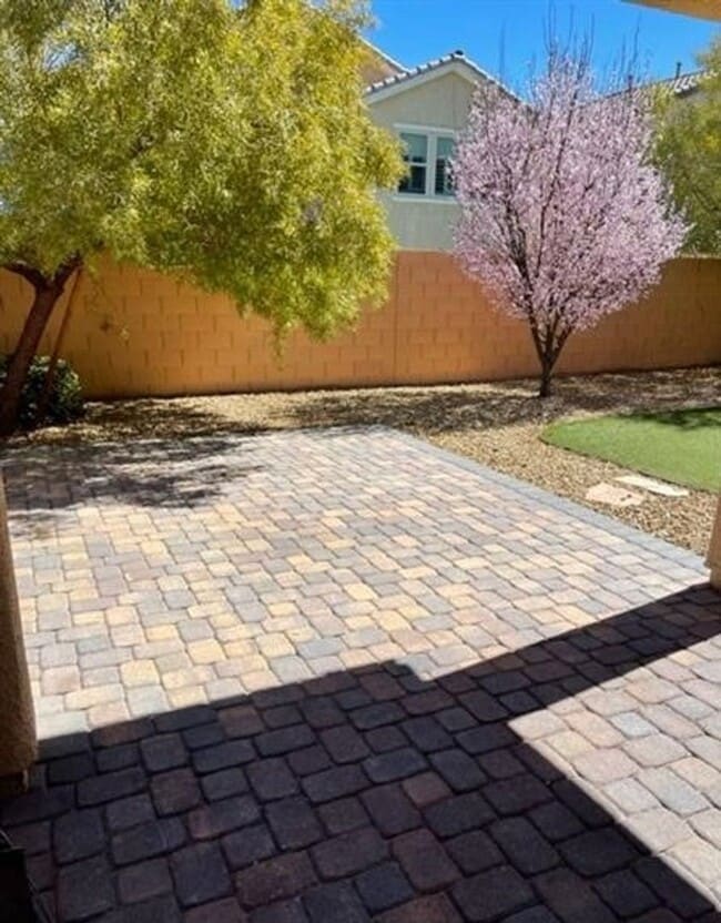 Building Photo - BEAUTIFUL 5 BEDROOM HOME IN RHODES RANCH GOLF COURSE GUARD GATED COMMUNITY!!!