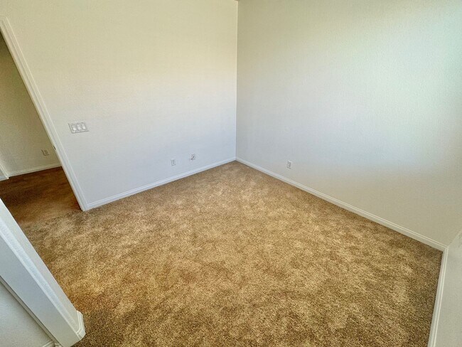Building Photo - BEAUTIFUL 4 BEDROOM HOME IN GUARD GATED CO...