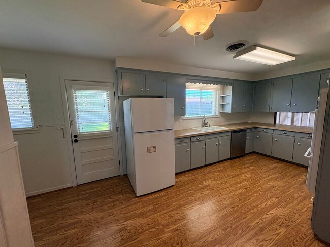 Building Photo - 901 Fair Oaks Ln