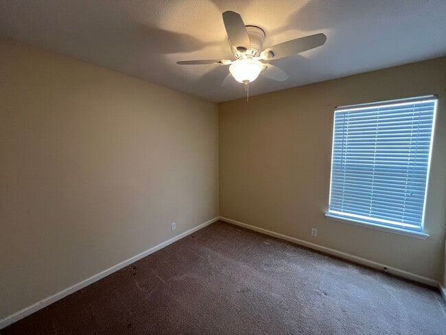 Building Photo - Available Now 3 BR 2 Bath Home in Lavernge with Fenced in Backyard!