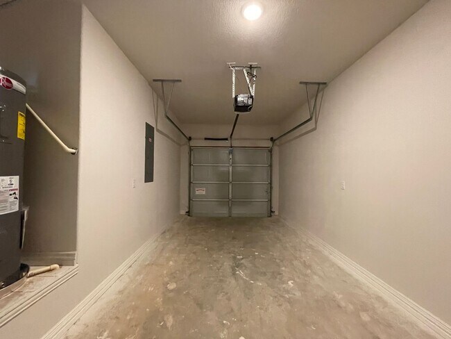 Building Photo - AVAILABLE NOW - 3 BEDROOM 2 BATH DUPLEX IN CLEBURNE