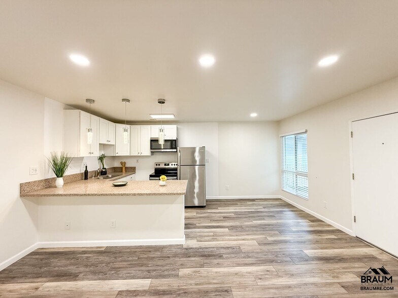Building Photo - 5611 Fulcher Ave