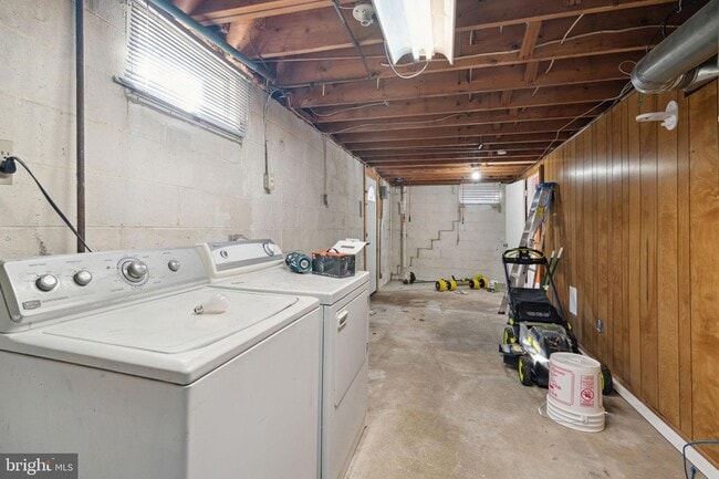 Building Photo - 426 E Hinckley Ave