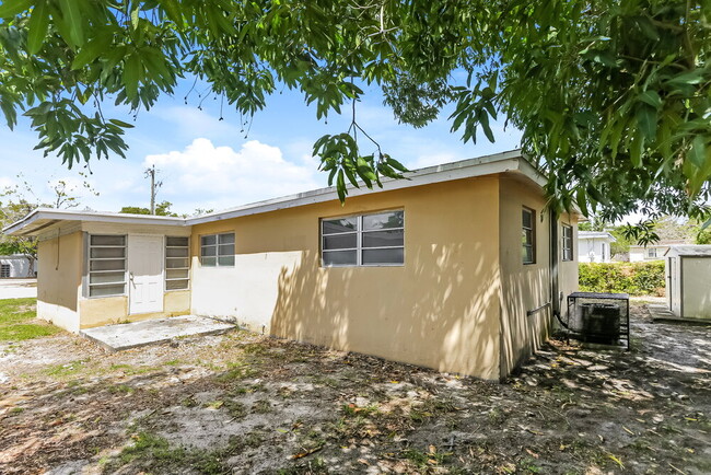 Building Photo - 811 SW 28th Terrace