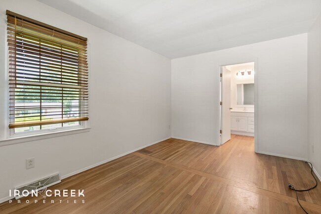 Building Photo - Beautiful Two-Bedroom with Fenced Yard in ...