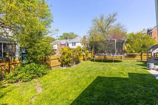 Building Photo - Luxurious Brick Colonial in Prestigious Gu...