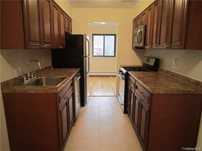 Building Photo - 12 Charles Ln