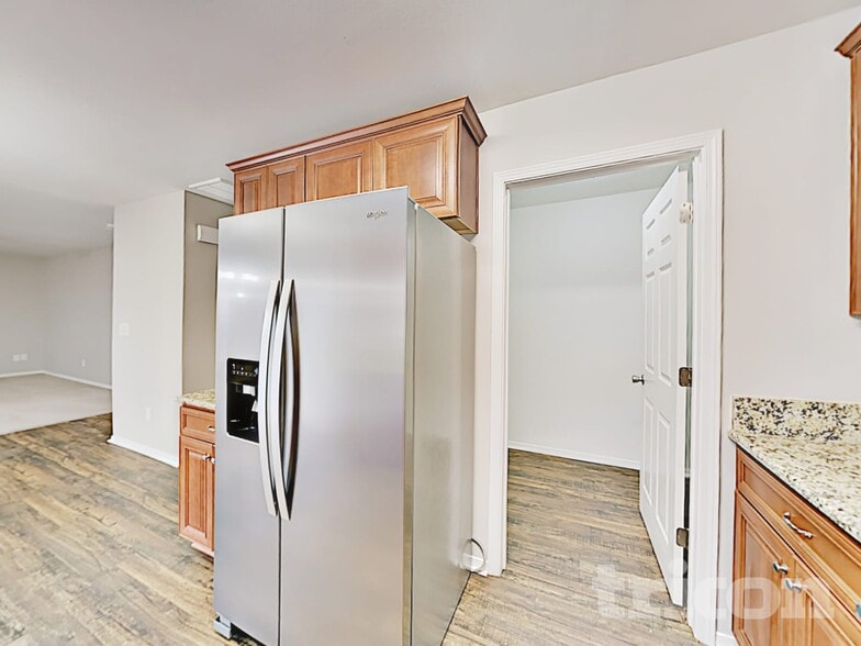 Building Photo - 4003 Larkhaven Village Dr