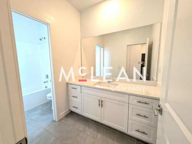 Building Photo - Modern 4-Bedroom Two Story Home