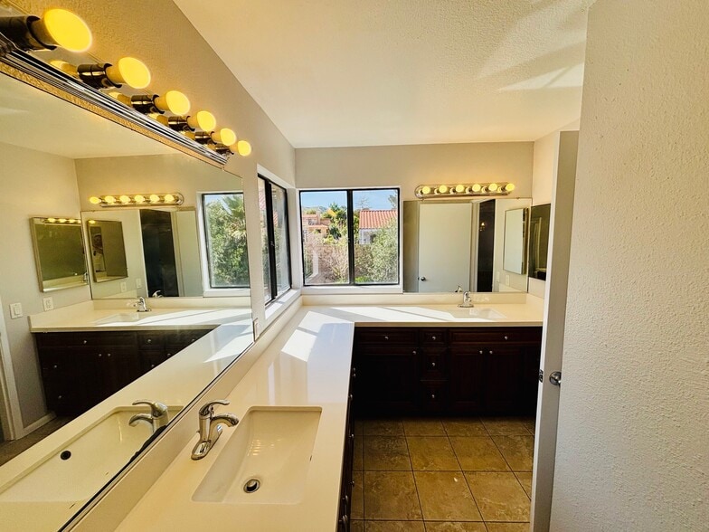 Building Photo - 38343 5th Pl W