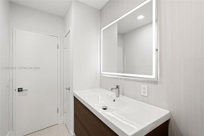 Building Photo - 112 E 1st Ct